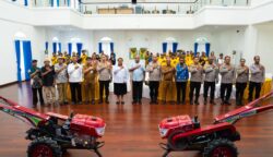 Gubernur Papua, Matius D. Fakhiri menyerahkan 14 unit alat dan mesin pertanian (alsintan) bantuan Kementerian Pertanian kepada Polda Papua di Gedung Negara, Kota Jayapura, Selasa (2/6/2026).