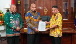 Penyerahan Surat Keputusan (SK) dilakukan langsung oleh Gubernur Papua di ruang kerjanya, Gedung Negara Dok V, Kota Jayapura, Sabtu (6/6/2026). Foto: Istimewa