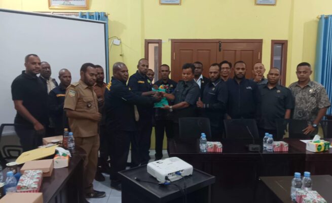 Masyarakat Koroway melalui Perkumpulan Persatuan Kerukunan Masyarakat Koroway (PPKMK) datangi DPRK Boven Digoel. Foto: Istimewa