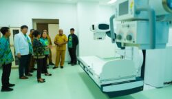 Gubernur Papua, Matius D. Fakhiri, melakukan peninjauan di RSUP Jayapura. Foto: Istimewa