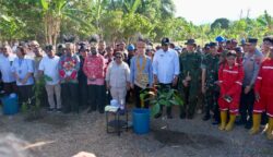 Wakil Menteri Dalam Negeri (Wamendagri) Ribka Haluk mendampingi Wakil Presiden Republik Indonesia Gibran Rakabuming Raka dalam kunjungan kerja ke Papua Barat. Foto: Humas Kemendagri