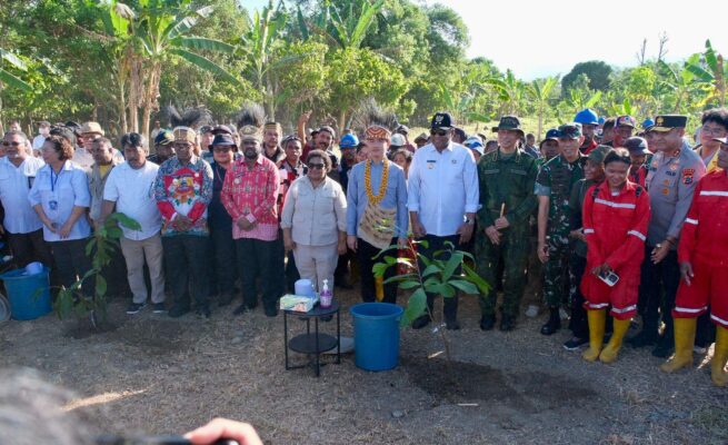 Wakil Menteri Dalam Negeri (Wamendagri) Ribka Haluk mendampingi Wakil Presiden Republik Indonesia Gibran Rakabuming Raka dalam kunjungan kerja ke Papua Barat. Foto: Humas Kemendagri