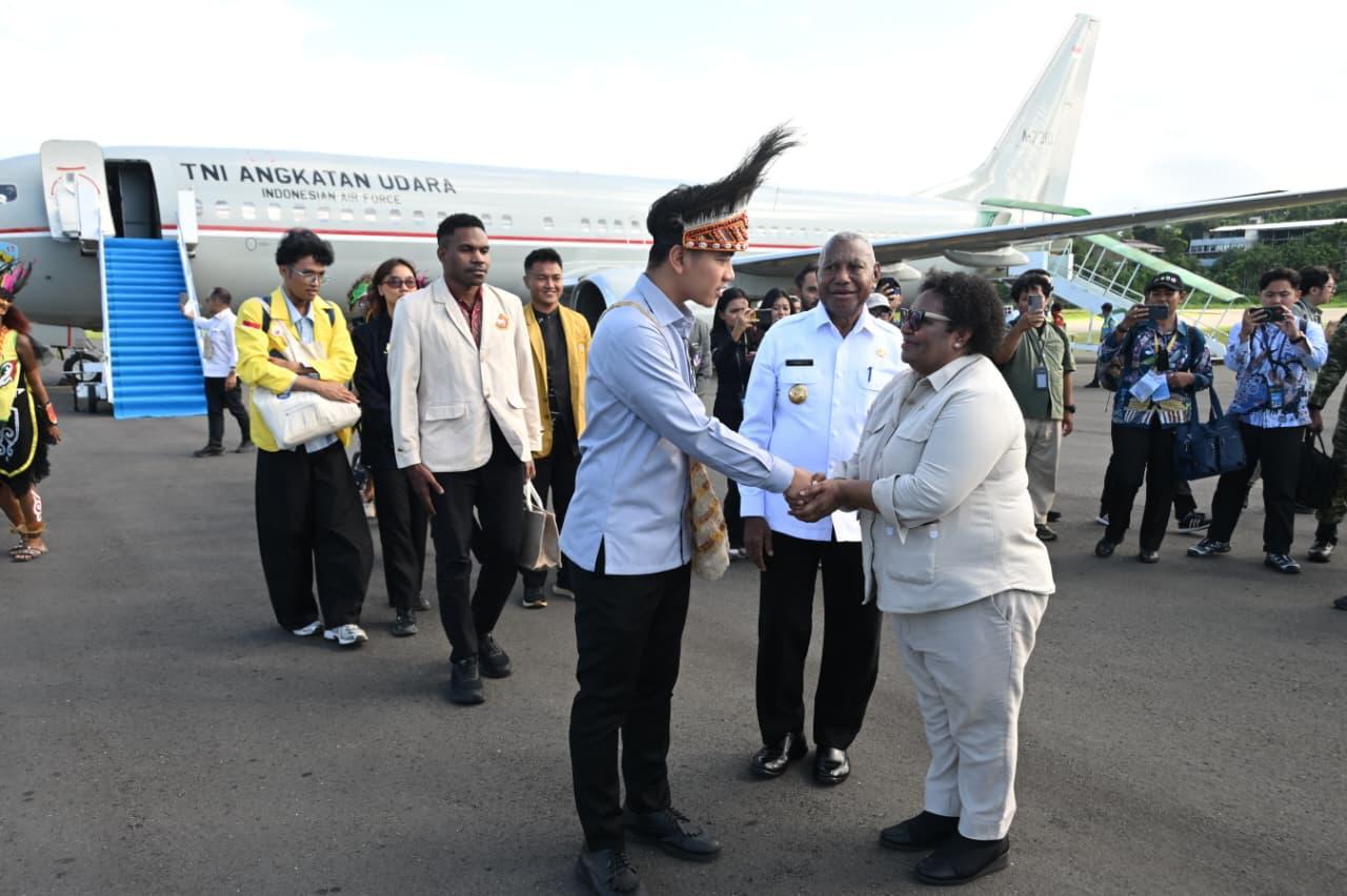 Wakil Menteri Dalam Negeri (Wamendagri) Ribka Haluk mendampingi Wakil Presiden Republik Indonesia Gibran Rakabuming Raka dalam kunjungan kerja ke Papua Barat. Foto: Humas Kemendagri