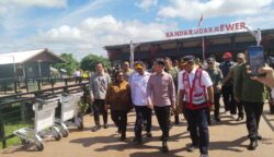 Wapres Gibran di dampingi Wakil Menteri Dalam Negeri, Ribka Haluk dan Gubernur Papua Selatan, Apolo Safanpo serta Bupati Asmat, Thomas Safanpo. Foto: Istimewa