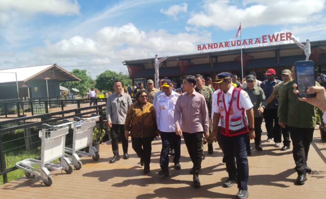 Wapres Gibran di dampingi Wakil Menteri Dalam Negeri, Ribka Haluk dan Gubernur Papua Selatan, Apolo Safanpo serta Bupati Asmat, Thomas Safanpo. Foto: Istimewa