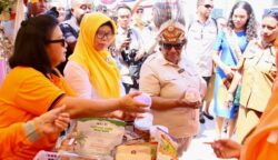 Wakil Menteri Dalam Negeri (Wamendagri) Ribka Haluk megunjungi salah satu stand UMKM di Halaman Kantor Gubernur Papua, Jayapura, Senin (22/6/2026). Foto: Puspen Kemendagri