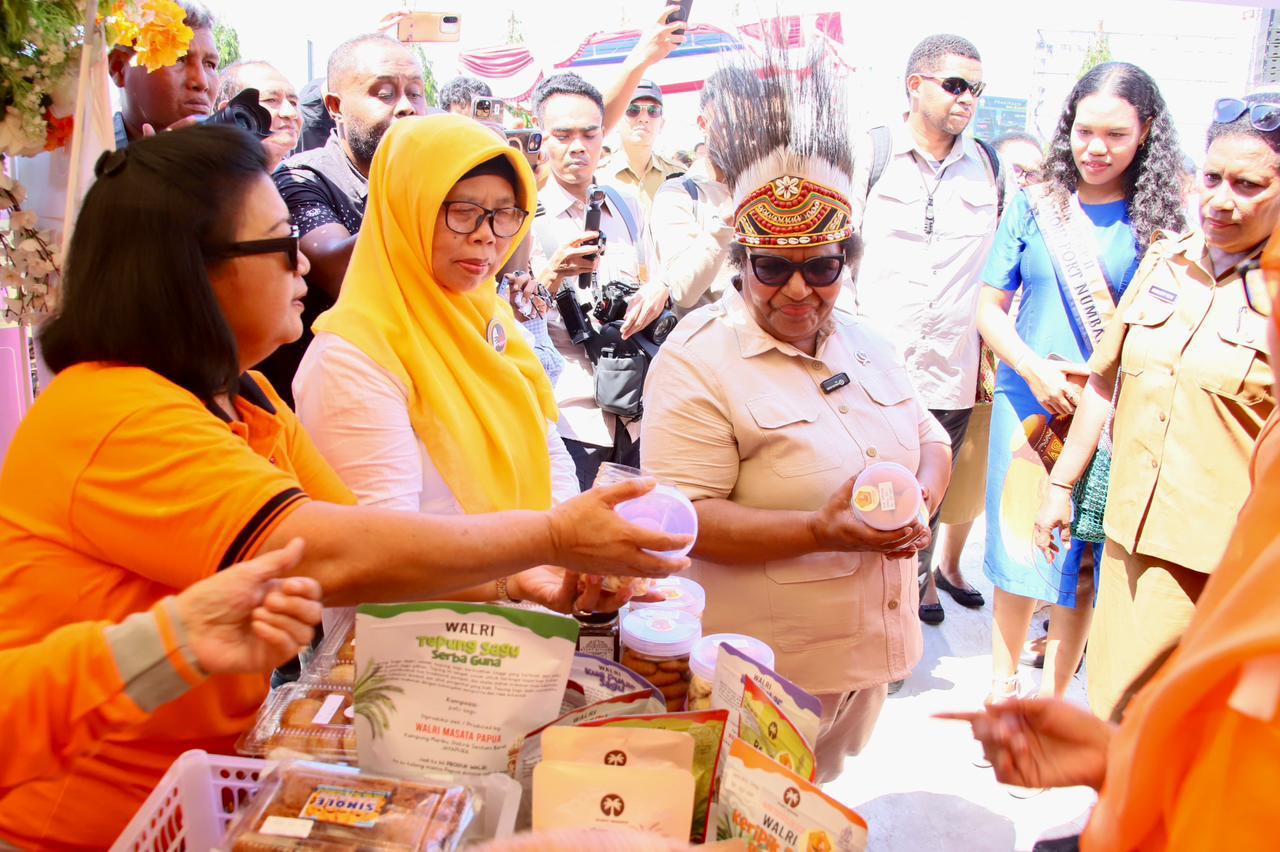 Wakil Menteri Dalam Negeri (Wamendagri) Ribka Haluk megunjungi salah satu stand UMKM di Halaman Kantor Gubernur Papua, Jayapura, Senin (22/6/2026). Foto: Puspen Kemendagri