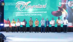 Sejumlah kepala daerah dan perwakilan penerima penghargaan foto bersama di atas panggung Malam Apresiasi Pemerintah Daerah Berprestasi Regional Papua 2026 di Hotel Suni Abepura, Jayapura, Senin (22/6/2026). Foto: Istimewa