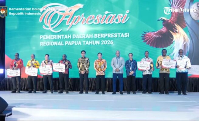 Sejumlah kepala daerah dan perwakilan penerima penghargaan foto bersama di atas panggung Malam Apresiasi Pemerintah Daerah Berprestasi Regional Papua 2026 di Hotel Suni Abepura, Jayapura, Senin (22/6/2026). Foto: Istimewa