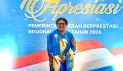 Wakil Menteri Dalam Negeri (Wamendagri) Ribka Haluk memberikan apresiasi kepada pemerintah daerah di wilayah Papua yang berhasil meraih penghargaan dalam ajang Apresiasi Pemda Berprestasi Regional Papua. Foto: Puspen Kemendagri