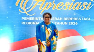 Wakil Menteri Dalam Negeri (Wamendagri) Ribka Haluk memberikan apresiasi kepada pemerintah daerah di wilayah Papua yang berhasil meraih penghargaan dalam ajang Apresiasi Pemda Berprestasi Regional Papua. Foto: Puspen Kemendagri