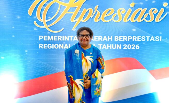 Wakil Menteri Dalam Negeri (Wamendagri) Ribka Haluk memberikan apresiasi kepada pemerintah daerah di wilayah Papua yang berhasil meraih penghargaan dalam ajang Apresiasi Pemda Berprestasi Regional Papua. Foto: Puspen Kemendagri