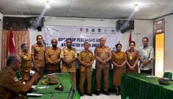 Wakil Bupati Boven Digoel, Marlinus bersama Kepala Dinas Komunikasi, Informatika, Statistik dan Persandian (Kominfostatsandi) Papua Selatan, Nugroho Asrianto, saat pembukaan Workshop Perluasan SIRIOS di Kabupaten Boven Digoel, Senin (23/6/2026). Foto: Istimewa