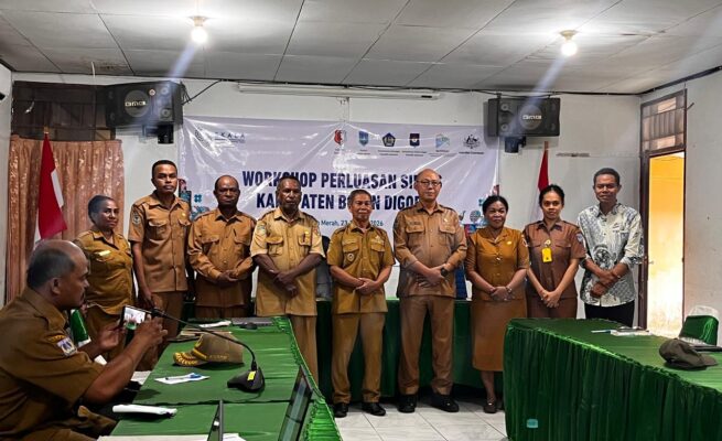 Wakil Bupati Boven Digoel, Marlinus bersama Kepala Dinas Komunikasi, Informatika, Statistik dan Persandian (Kominfostatsandi) Papua Selatan, Nugroho Asrianto, saat pembukaan Workshop Perluasan SIRIOS di Kabupaten Boven Digoel, Senin (23/6/2026). Foto: Istimewa
