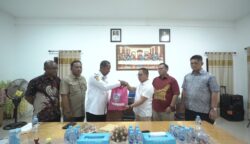 Gubernur Papua Selatan, Apolo Safanpo memberikan bantuan di Boven Digoel. Foto: Istimewa