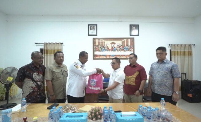 Gubernur Papua Selatan, Apolo Safanpo memberikan bantuan di Boven Digoel. Foto: Istimewa