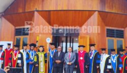 Universitas Okmin Papua (UOP) mencatat sejarah baru dengan mewisuda 245 lulusan angkatan pertama pada peringatan Hari Ulang Tahun (HUT) ke-4 universitas tersebut, yang berlangsung di Kampus Universitas Okmin Papua, Oksibil, Kabupaten Pegunungan Bintang, Papua Pegunungan, Rabu (22/7/2026). Foto: Bataspapua.com/Demi
