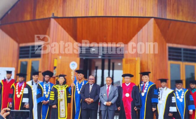 Universitas Okmin Papua (UOP) mencatat sejarah baru dengan mewisuda 245 lulusan angkatan pertama pada peringatan Hari Ulang Tahun (HUT) ke-4 universitas tersebut, yang berlangsung di Kampus Universitas Okmin Papua, Oksibil, Kabupaten Pegunungan Bintang, Papua Pegunungan, Rabu (22/7/2026). Foto: Bataspapua.com/Demi
