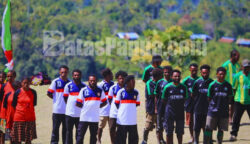 Pemerintah Kabupaten Pegunungan Bintang menggelar turnamen sepak bola dan bola voli dalam rangka menyemarakkan Hari Ulang Tahun (HUT) ke-81 Kemerdekaan Republik Indonesia. Foto: Bataspapua.com/Aquino Ningdana