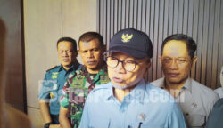 Menteri Koordinator Bidang Pangan Republik Indonesia, Zulkifli Hasan, saat diwawancarai di Merauke, Papua Selatan. Foto: Bataspapua.com/Jam's