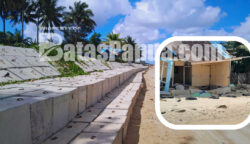 Tampak salah satu dari sejumlah bangunan yang rusak diterjang ombak di pantai Lampu Satu Merauke dan Tanggul pemecah ombak di pantai Lampu Satu. Foto: Bataspapua.com/Jam's