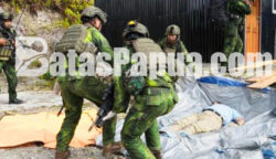 Jenazah pilot pesawat PT Associated Mission Aviation (AMA) Air dengan registrasi PK-RCY, Nicholas F. Goselin, warga negara Amerika Serikat, berhasil dievakuasi pada Jumat (3/7/2026). Foto: Koops TNI Hebema