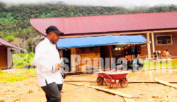Bupati Spei Yan Bidana saat meninjau Pembangunan Sekolah Integrasi Kukuperib di Kampung Dabolding Kalomdol, Kabupaten Pegunungan Bintang, Papua Pegunungan. Foto: Bataspapua.com/Aquino Ningdana