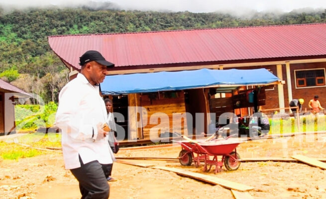 Bupati Spei Yan Bidana saat meninjau Pembangunan Sekolah Integrasi Kukuperib di Kampung Dabolding Kalomdol, Kabupaten Pegunungan Bintang, Papua Pegunungan. Foto: Bataspapua.com/Aquino Ningdana