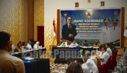 Menteri Koordinator Bidang Pangan Republik Indonesia, Zulkifli Hasan, memimpin rapat koordinasi bersama Forum Koordinasi Pimpinan Daerah (Forkopimda) serta para bupati se-Papua Selatan di Swiss-Belhotel Merauke, Selasa (15/7/2026). Foto: Bataspapua.com/Jam's