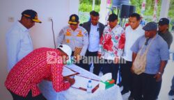 Penandatanganan berkas serah terima Dermaga Kamsa dari Pemerintah Provinsi Papua Selatan kepada Pemkab Asmat. Foto: Bataspapua.com