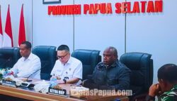 Ketua Majelis Rakyat Papua (MRP) Provinsi Papua Selatan, Damianus Katayu, menekankan pentingnya penguatan pembangunan kawasan perbatasan sebagai bagian dari upaya memperkuat pertahanan negara. Hal itu disampaikannya dalam rapat koordinasi Forum Koordinasi Pimpinan Daerah (Forkopimda) bersama Dewan Pertahanan Nasional (DPN) RI yang membahas kondisi pertahanan dan keamanan di wilayah Papua Selatan. Foto: Bataspapua.com/Ist