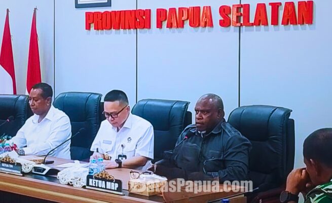Ketua Majelis Rakyat Papua (MRP) Provinsi Papua Selatan, Damianus Katayu, menekankan pentingnya penguatan pembangunan kawasan perbatasan sebagai bagian dari upaya memperkuat pertahanan negara. Hal itu disampaikannya dalam rapat koordinasi Forum Koordinasi Pimpinan Daerah (Forkopimda) bersama Dewan Pertahanan Nasional (DPN) RI yang membahas kondisi pertahanan dan keamanan di wilayah Papua Selatan. Foto: Bataspapua.com/Ist