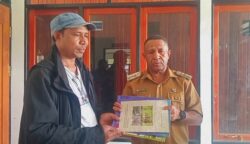 Bupati Pegunungan Bintang, Spei Yan Bidana, mendonasikan ratusan buku ke Perpustakaan Universitas Okmin Papua (UOP). Foto: Istimewa