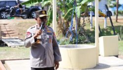 Kapolda Papua Irjen Pol. Patrige R. Renwarin, S.H., M.Si. meresmikan sekaligus menyerahkan bantuan sarana air bersih kepada masyarakat di Daerah Kondap RT 012/RW 003, Kelurahan Kelapa Lima, Kabupaten Merauke, Sabtu (4/7/2026). Foto: Ist