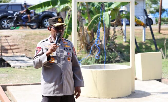 Kapolda Papua Irjen Pol. Patrige R. Renwarin, S.H., M.Si. meresmikan sekaligus menyerahkan bantuan sarana air bersih kepada masyarakat di Daerah Kondap RT 012/RW 003, Kelurahan Kelapa Lima, Kabupaten Merauke, Sabtu (4/7/2026). Foto: Ist
