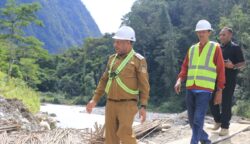 Bupati Pegunungan Bintang, Spei Yan Bidana, meninjau pembangunan jembatan Digul II. Foto: Istimewa