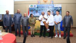 Sekretaris Daerah Provinsi Papua Selatan, Ferdinandus Kainakaimu, saat membuka Rapat Perdana Kelompok Kerja (Pokja) Perhutanan Sosial yang diselenggarakan Dinas Kehutanan Provinsi Papua Selatan di Swiss-Belhotel Merauke, Rabu (8/7/2026). Foto: Ist