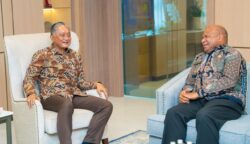 Gubernur Papua, Matius D. Fakhiri, saat melakukan audiensi dengan Menteri Pekerjaan Umum, Dody Hanggodo, di Kantor Kementerian Pekerjaan Umum, Jakarta, Selasa (7/7/2026).
