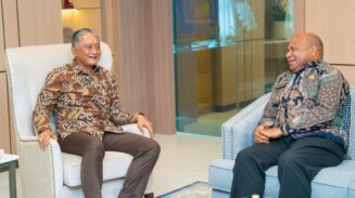 Gubernur Papua, Matius D. Fakhiri, saat melakukan audiensi dengan Menteri Pekerjaan Umum, Dody Hanggodo, di Kantor Kementerian Pekerjaan Umum, Jakarta, Selasa (7/7/2026).