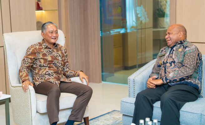 Gubernur Papua, Matius D. Fakhiri, saat melakukan audiensi dengan Menteri Pekerjaan Umum, Dody Hanggodo, di Kantor Kementerian Pekerjaan Umum, Jakarta, Selasa (7/7/2026).