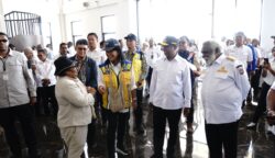 Gubernur Papua Selatan, Apolo Safanpo, memaparkan perkembangan pembangunan sarana dan prasarana Pemerintah Provinsi Papua Selatan kepada Wakil Menteri Dalam Negeri (Wamendagri) Ribka Haluk dan Wakil Menteri Pekerjaan Umum (Wamen PU) Diana Kusumastuti dalam rapat koordinasi yang berlangsung di Ruang Rapat Lantai III Kantor Gubernur Papua Selatan, Rabu (15/7/2026).