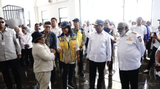 Gubernur Papua Selatan, Apolo Safanpo, memaparkan perkembangan pembangunan sarana dan prasarana Pemerintah Provinsi Papua Selatan kepada Wakil Menteri Dalam Negeri (Wamendagri) Ribka Haluk dan Wakil Menteri Pekerjaan Umum (Wamen PU) Diana Kusumastuti dalam rapat koordinasi yang berlangsung di Ruang Rapat Lantai III Kantor Gubernur Papua Selatan, Rabu (15/7/2026).