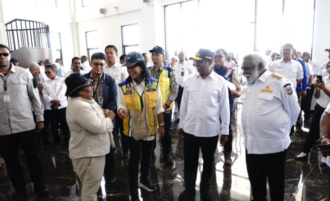 Gubernur Papua Selatan, Apolo Safanpo, memaparkan perkembangan pembangunan sarana dan prasarana Pemerintah Provinsi Papua Selatan kepada Wakil Menteri Dalam Negeri (Wamendagri) Ribka Haluk dan Wakil Menteri Pekerjaan Umum (Wamen PU) Diana Kusumastuti dalam rapat koordinasi yang berlangsung di Ruang Rapat Lantai III Kantor Gubernur Papua Selatan, Rabu (15/7/2026).