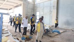 Wamendagri Ribka Haluk, meninjau gedung kantor MRP Papua Selatan yang masih mangkrak di Salor. Foto: Ist