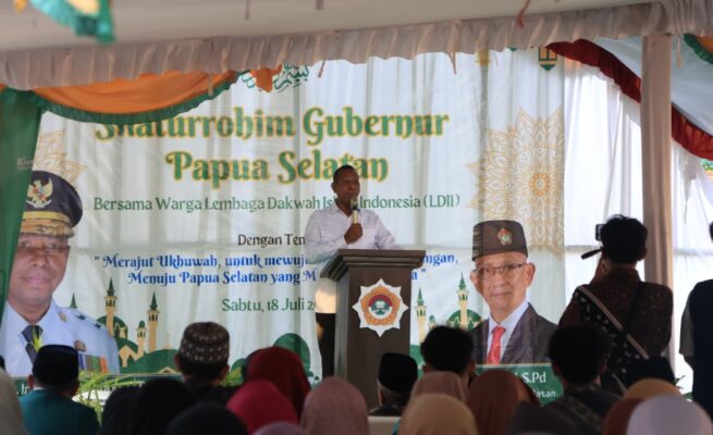 Gubernur Papua Selatan, Apolo Safanpo, dalam acara Silaturahmi Pemerintah Provinsi Papua Selatan bersama Lembaga Dakwah Islam Indonesia (LDII) yang berlangsung di halaman Masjid Baitul Makmur, Merauke, Sabtu (18/7/2026).