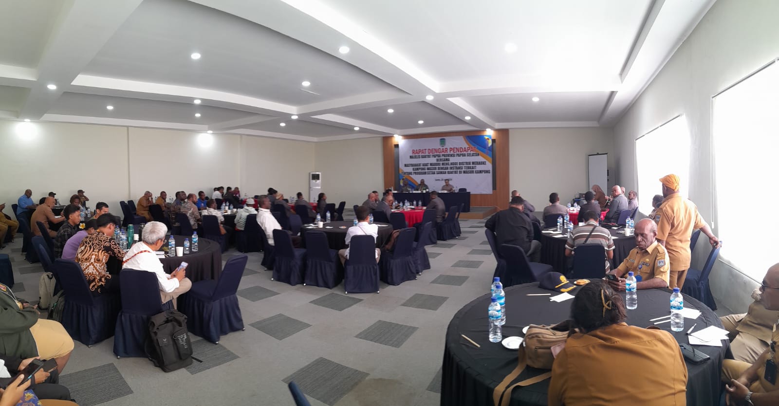 Majelis Rakyat Papua (MRP) Provinsi Papua Selatan menggelar Rapat Dengar Pendapat (RDP) bersama masyarakat adat Suku Marori Meng.Ngge Namla Kampung Wasur serta instansi terkait guna membahas pelaksanaan Program Cetak Sawah Rakyat (CSR) seluas 400 hektare di Kampung Wasur, Kabupaten Merauke, Senin (20/7/2026). Foto: Bataspapua.com/Jamal