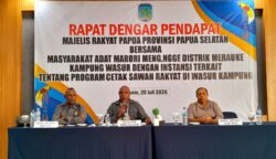 Majelis Rakyat Papua (MRP) Provinsi Papua Selatan menggelar Rapat Dengar Pendapat (RDP) bersama masyarakat adat Suku Marori Meng.Ngge Namla Kampung Wasur serta instansi terkait guna membahas pelaksanaan Program Cetak Sawah Rakyat (CSR) seluas 400 hektare di Kampung Wasur, Kabupaten Merauke, Senin (20/7/2026). Foto: Bataspapua.com/Jamal