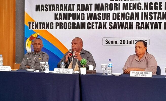 Majelis Rakyat Papua (MRP) Provinsi Papua Selatan menggelar Rapat Dengar Pendapat (RDP) bersama masyarakat adat Suku Marori Meng.Ngge Namla Kampung Wasur serta instansi terkait guna membahas pelaksanaan Program Cetak Sawah Rakyat (CSR) seluas 400 hektare di Kampung Wasur, Kabupaten Merauke, Senin (20/7/2026). Foto: Bataspapua.com/Jamal