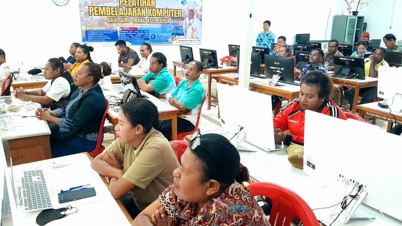 Pelatihan pembelajaran komputer bagi guru Orang Asli Papua di SMA YPPK Yohanes XXIII, Merauke, Papua Selatan, Sabtu (25/7/2026).