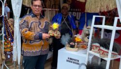 Berbagai produk khas daerah dipamerkan dalam kegiatan tersebut, mulai dari ukiran, anyaman, kerajinan tangan, hingga produk ekonomi kreatif hasil karya masyarakat dari Kabupaten Merauke, Mappi, Asmat, dan Boven Digoel. Foto: Ist